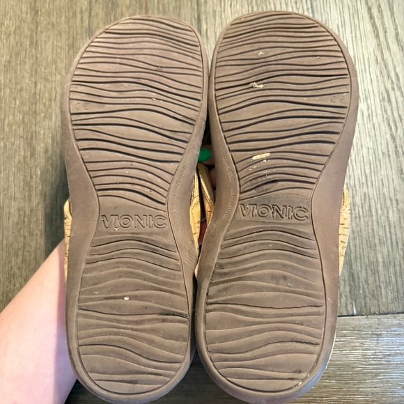 Cork Vionic flip flops - Picture 3 of 5